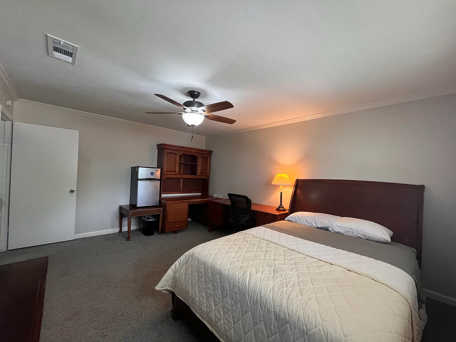 1 bed, 3.5 bath, 3000 sqft, $1,100 — Photo 1