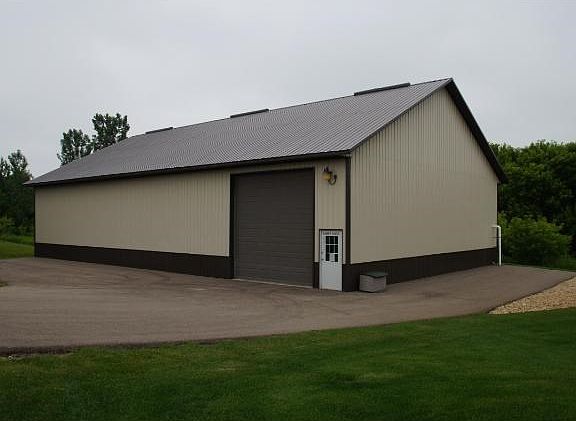 4000 sqft outbuilding with 3" Spray foam insulation. Outbuilding includes a full off, tons of raised storage space, and a nice 3/4 bath.