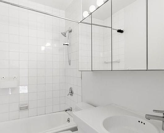 5th image of 160 E 38th St APT 5F