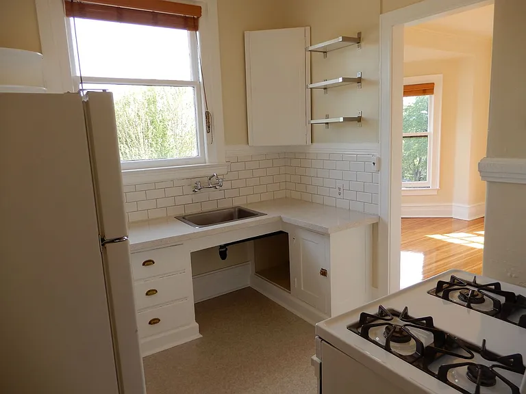 Lucretia Court Apartments — Photo 20