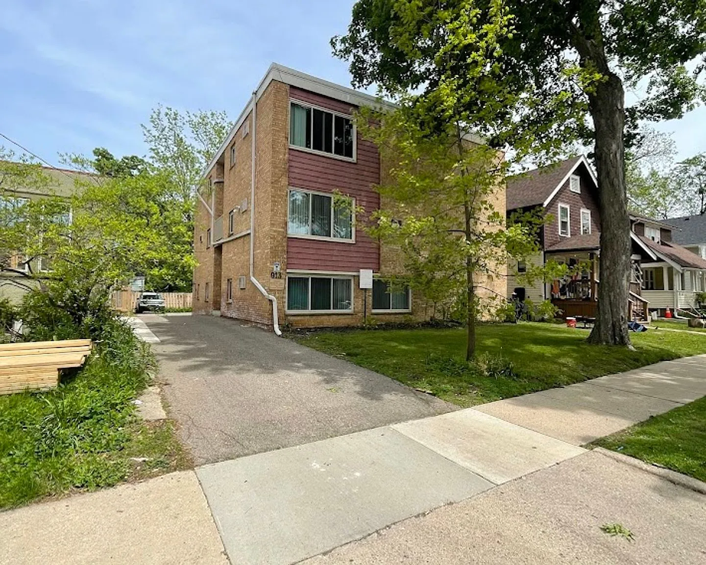 913 Dewey — Photo 1