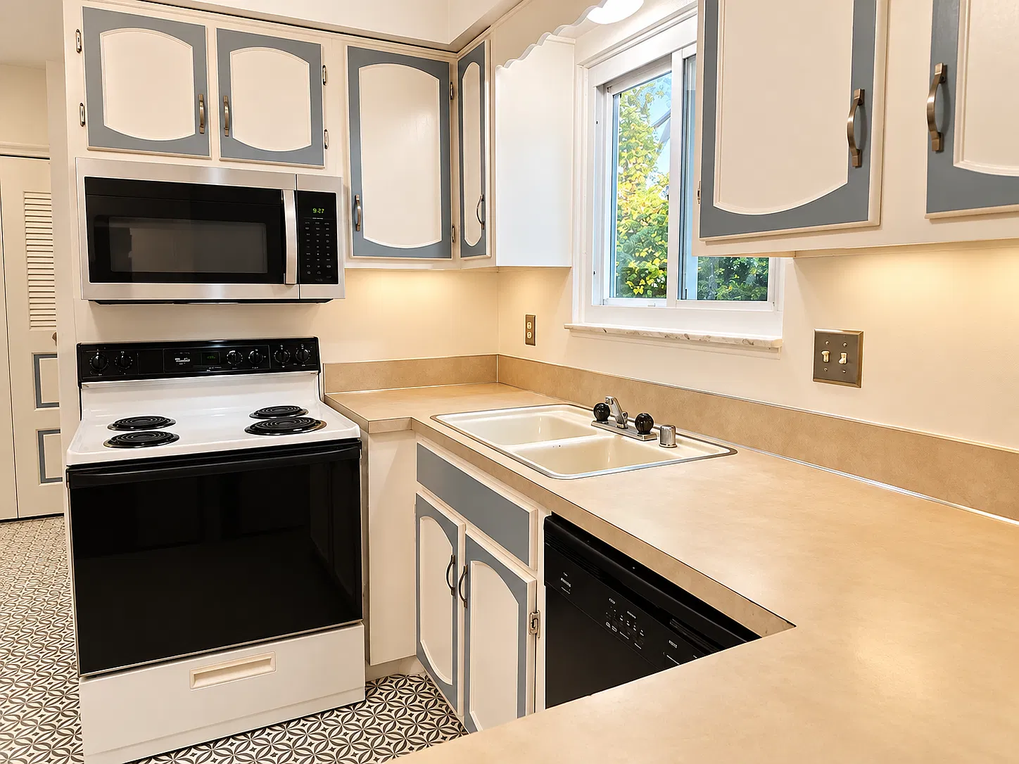 3 bed, 1056 sqft, $1,850 — Photo 3