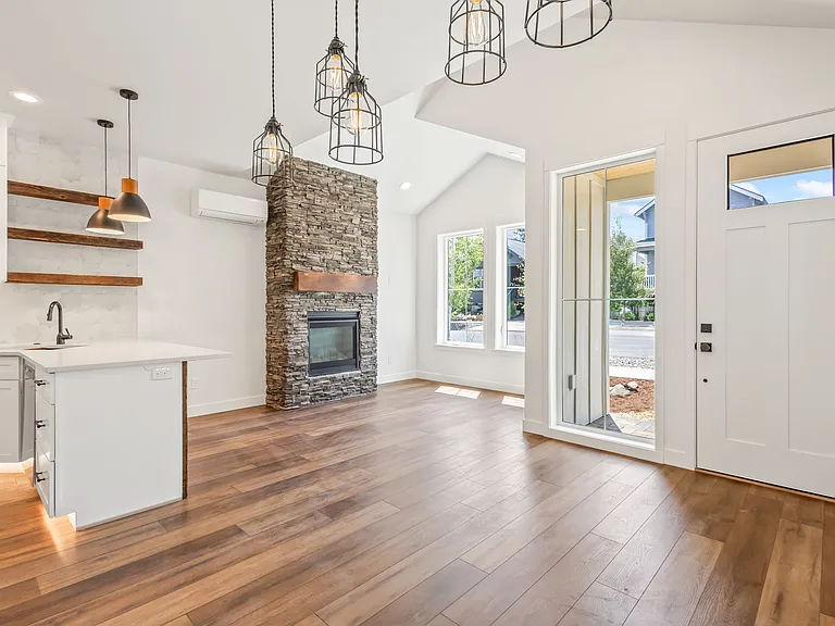 988 E Black Butte Ave — Photo 3