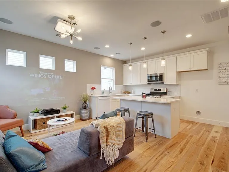 508 E 55th Ave — Photo 3