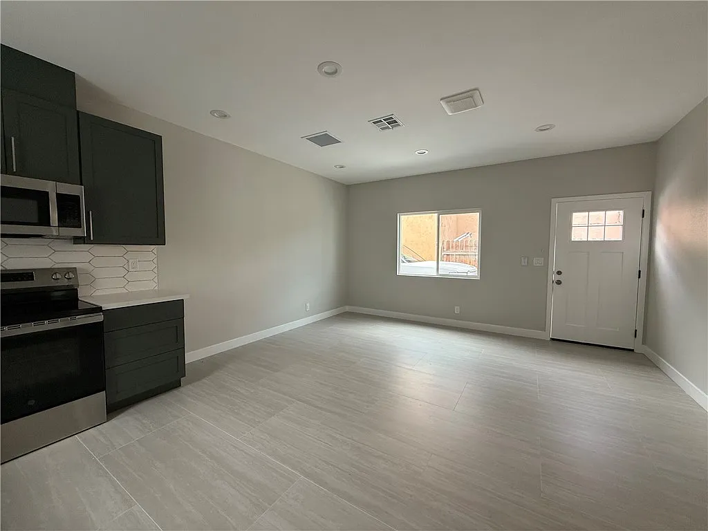2 bed, 729 sqft, $3,000 — Photo 2