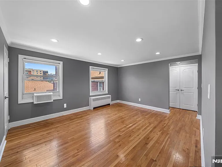 2205 Center Ave #A — Photo 2