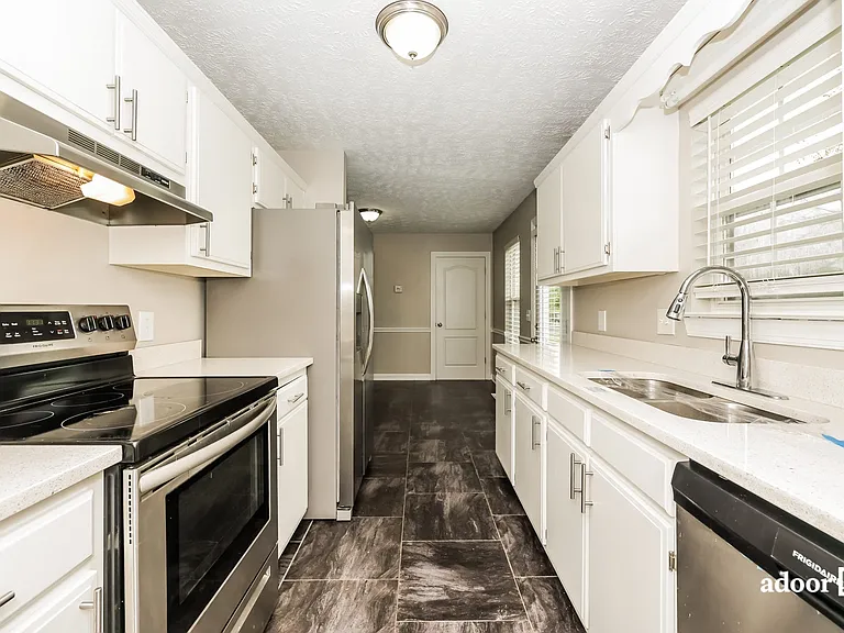 213 Merlin Dr — Photo 2