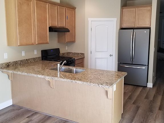 Light/bright Kitchen with large walk-in pantry