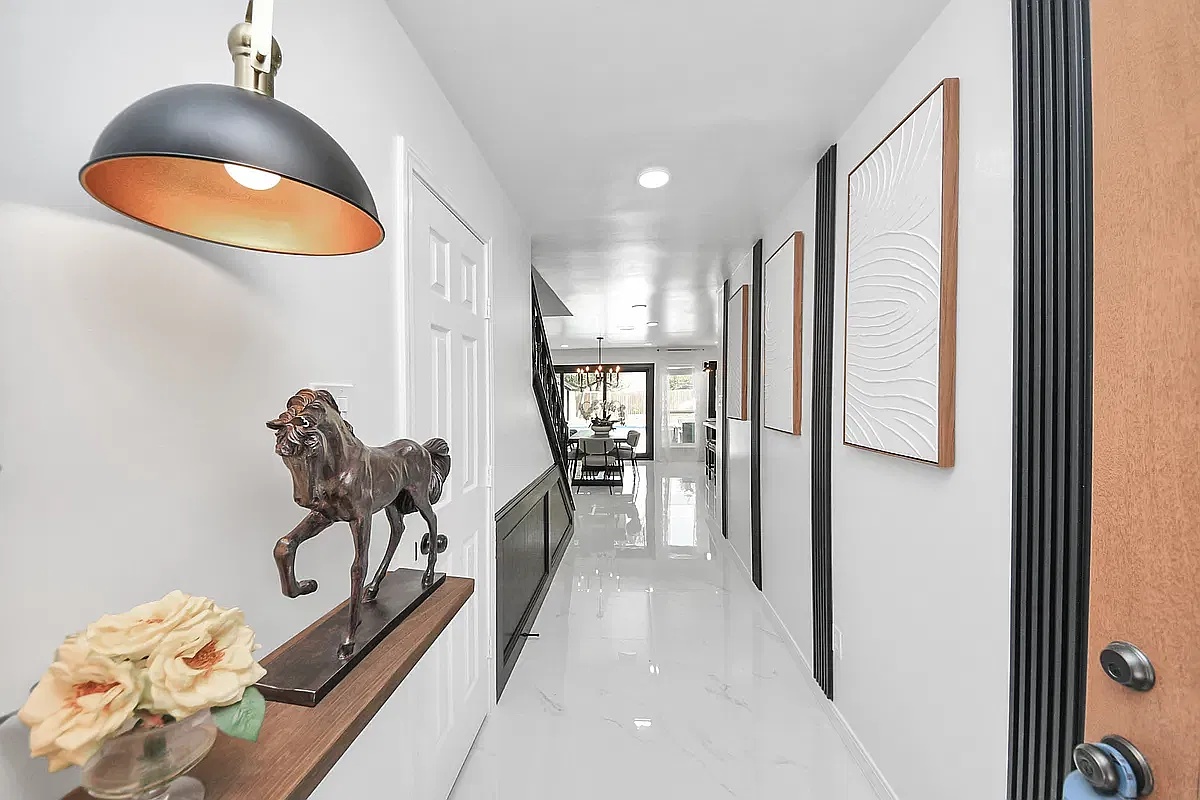 3 bed, 1995 sqft, $2,500 — Photo 3