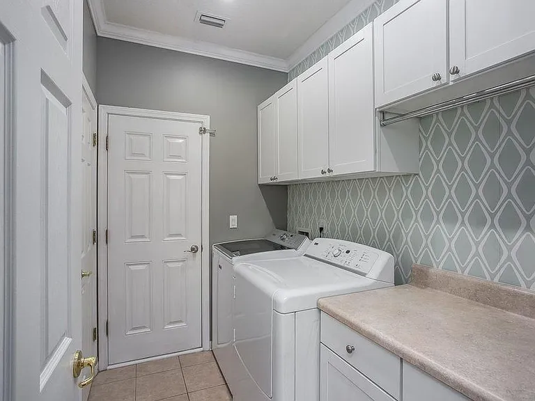 12201 Bittercreek Ln — Photo 11