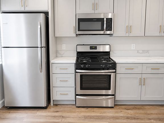 2nd image of 11441 Oxnard St #21
