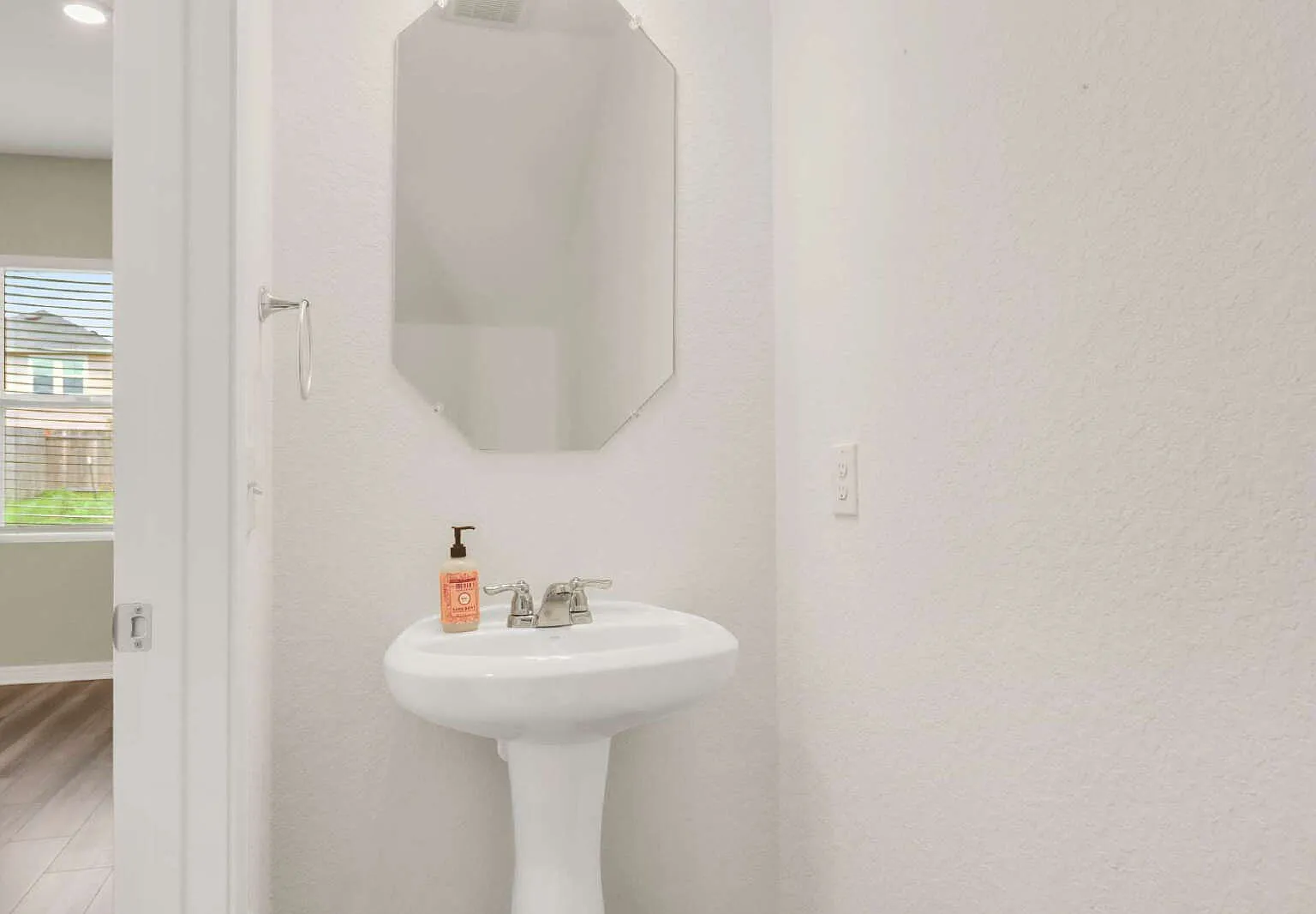 3 bed, 2.5 bath, 1175 sqft, $1,700 — Photo 4