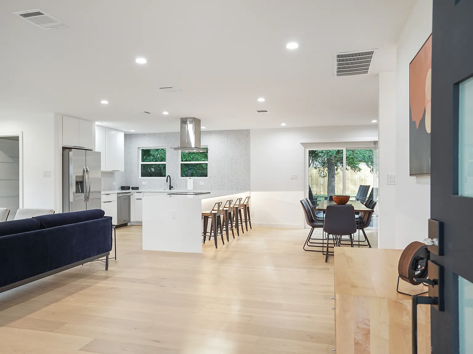 3 bed, 1400 sqft, $4,200 — Photo 3