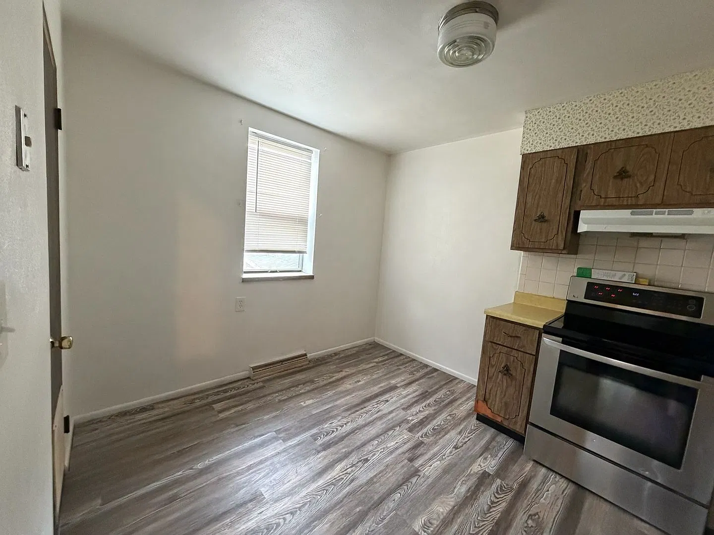 Charming 1BR Triplex in Belleville — Photo 2