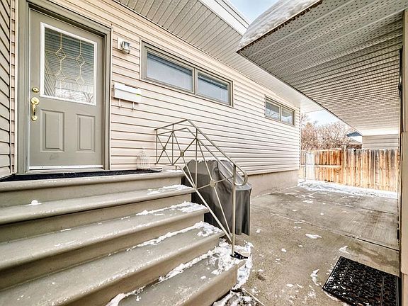 3rd image of 19 NE Meadowview Rd SW