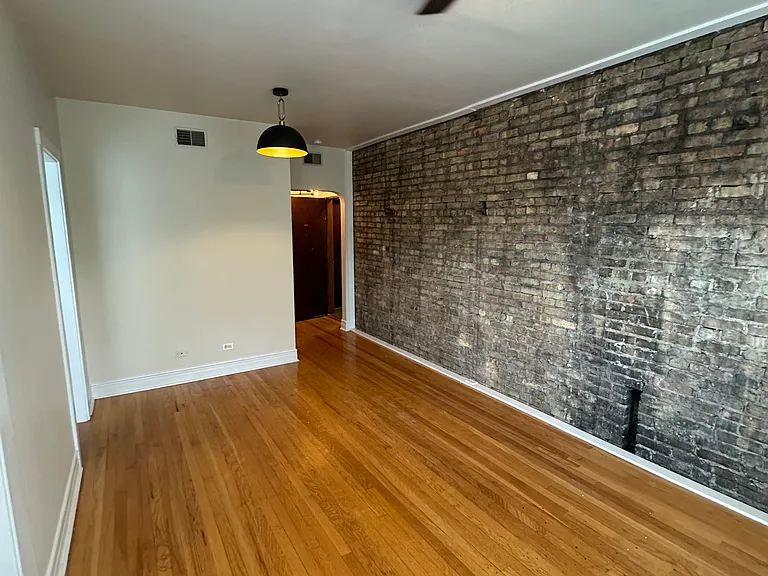 726 W Cornelia Ave #3F — Photo 2
