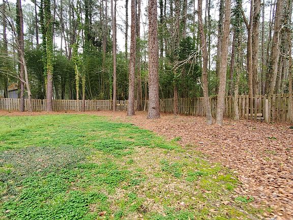 4th image of 901 River Hill Dr