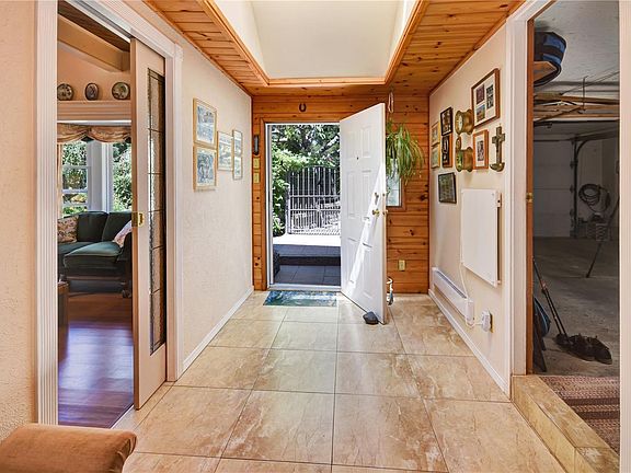 5th image of 697 Crestwood Rd