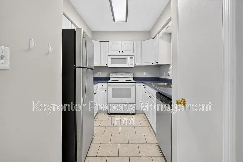 2 bed, 2.0 bath, 1040 sqft, $1,295 — Photo 2