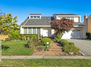 12 Crest Hollow Ln, Albertson, NY 11507