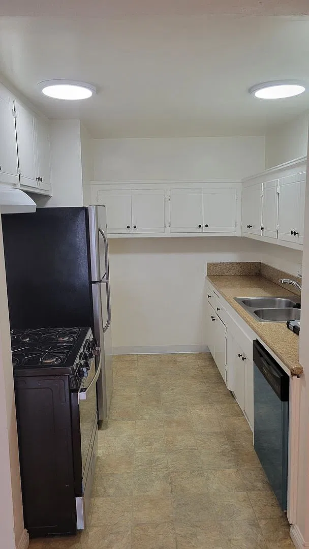 Redondo Beach Apts — Photo 2