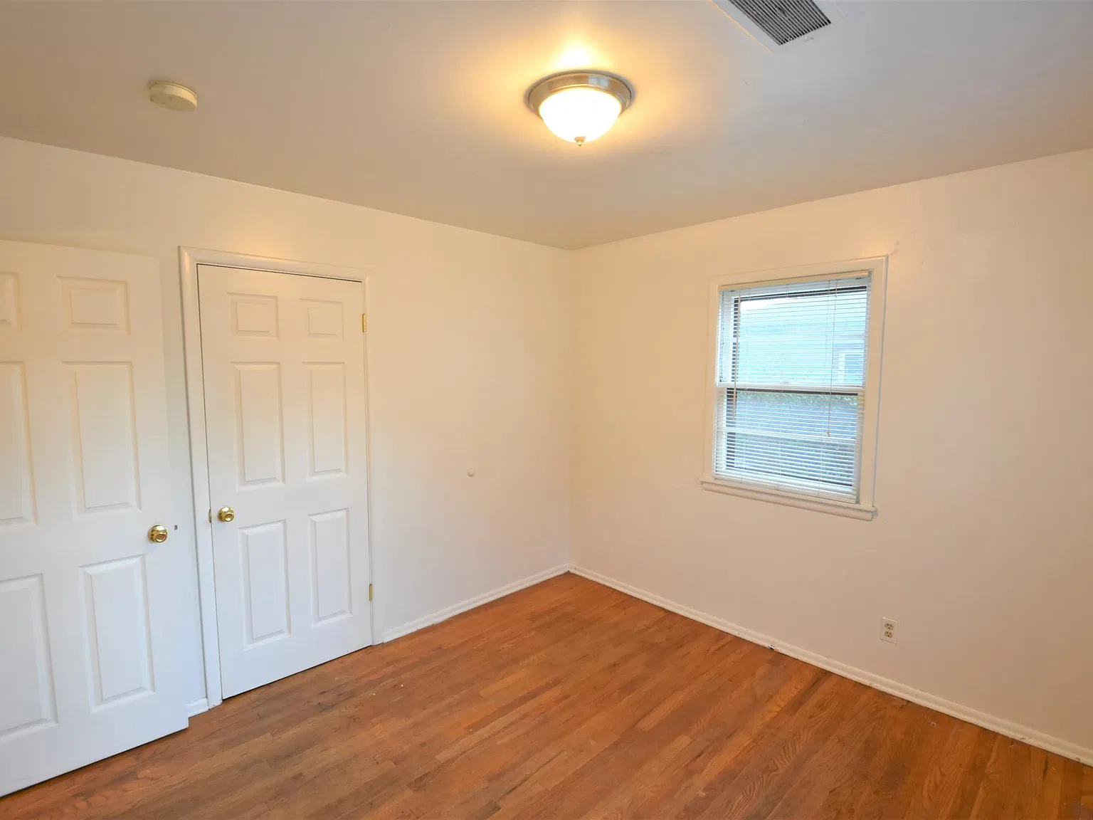 3 bed, 1010 sqft, $3,560 — Photo 2