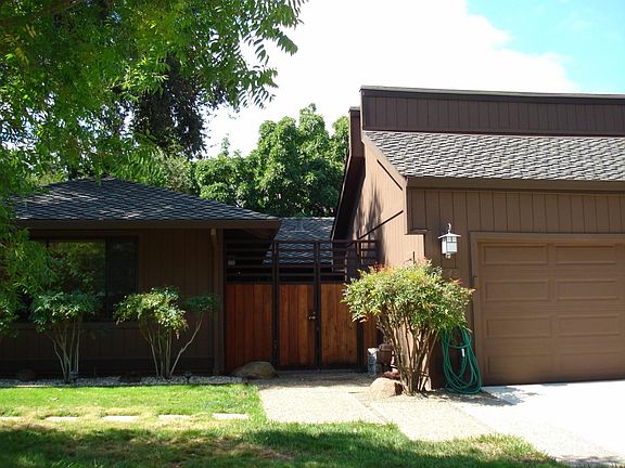 Privacy Gate Entrance