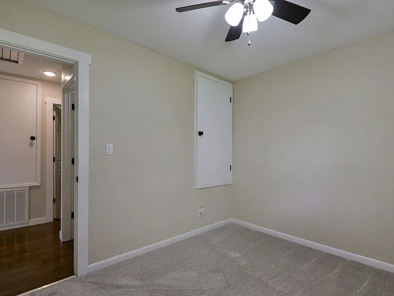 1137 W Main St — Photo 15