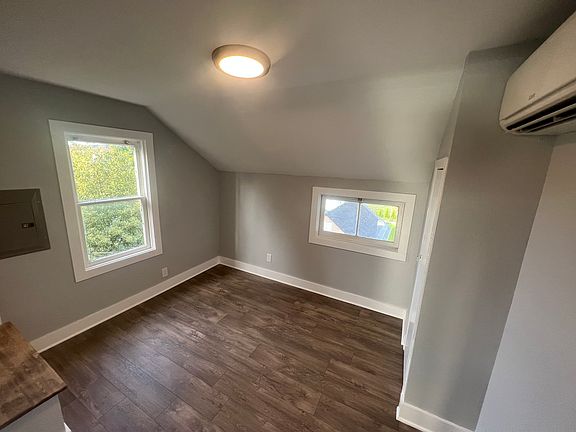 5th image of 305 Calistoga St W Unit 2
