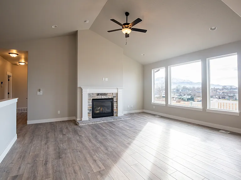 459 N Hawthorn Dr — Photo 4