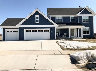 W77N400 Prairie View Rd, Cedarburg, WI 53012