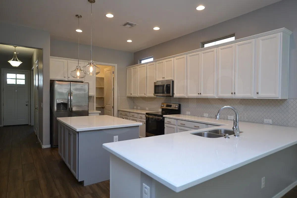 3 bed, 2.0 bath, 1924 sqft, $2,995 — Photo 3