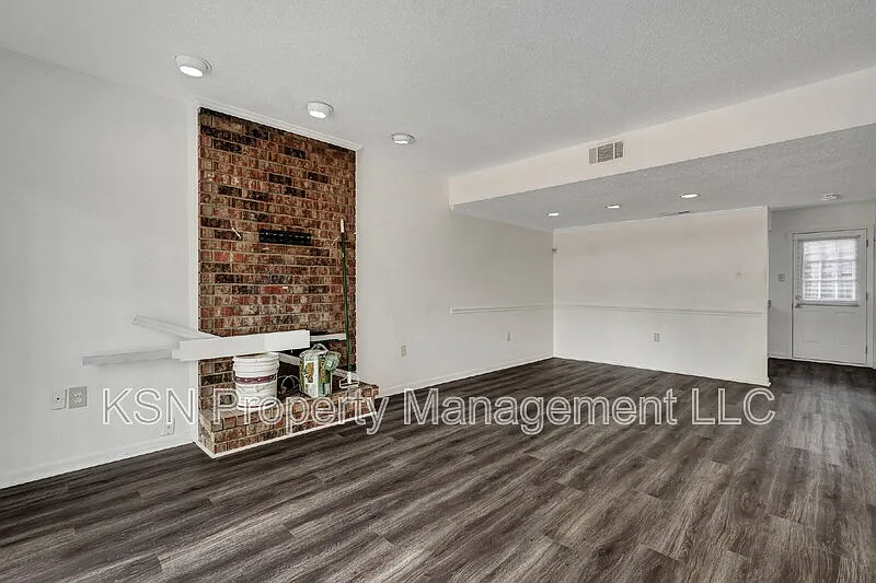 2 bed, 1.5 bath, 1102 sqft, $1,650 — Photo 3