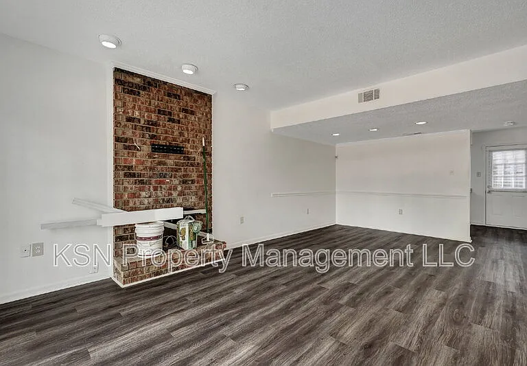 2220 E Victory Dr #24 — Photo 3