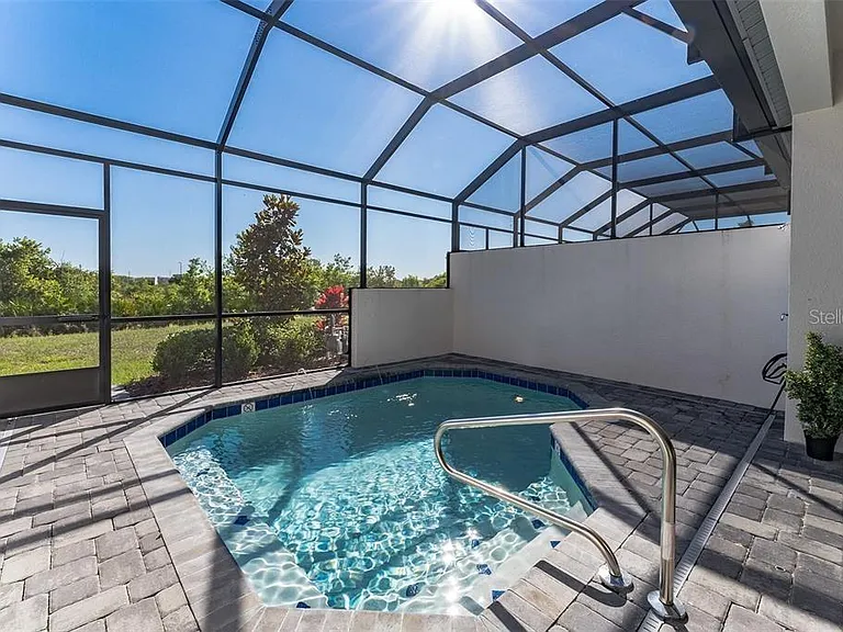 490 Captiva Dr — Photo 2