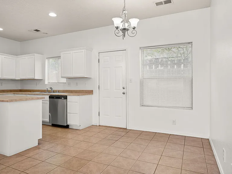 2406 Broadway Blvd NE — Photo 7