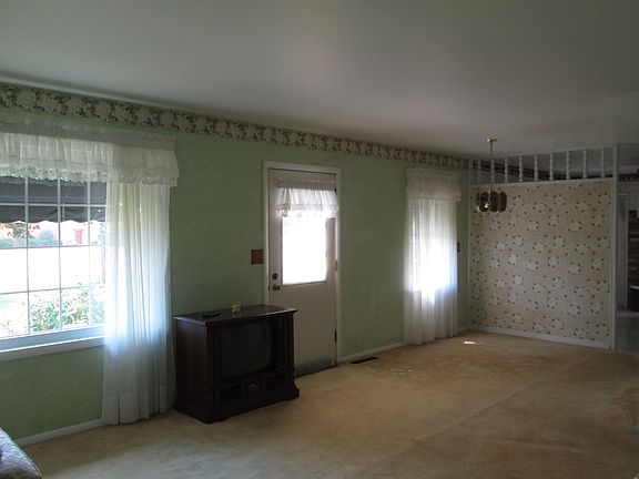 Living room (now white)