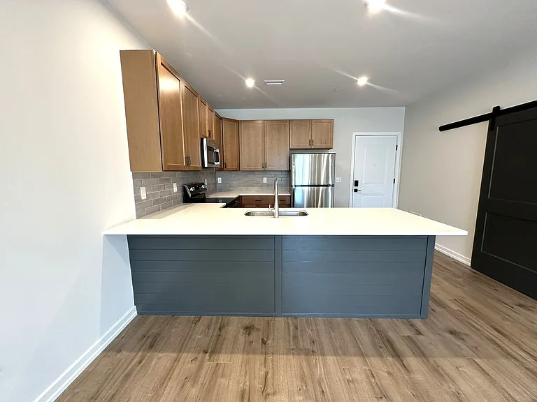 409 West — Photo 20