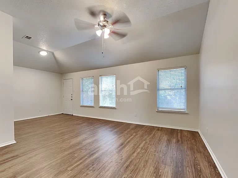 302 Tioga Dr — Photo 8