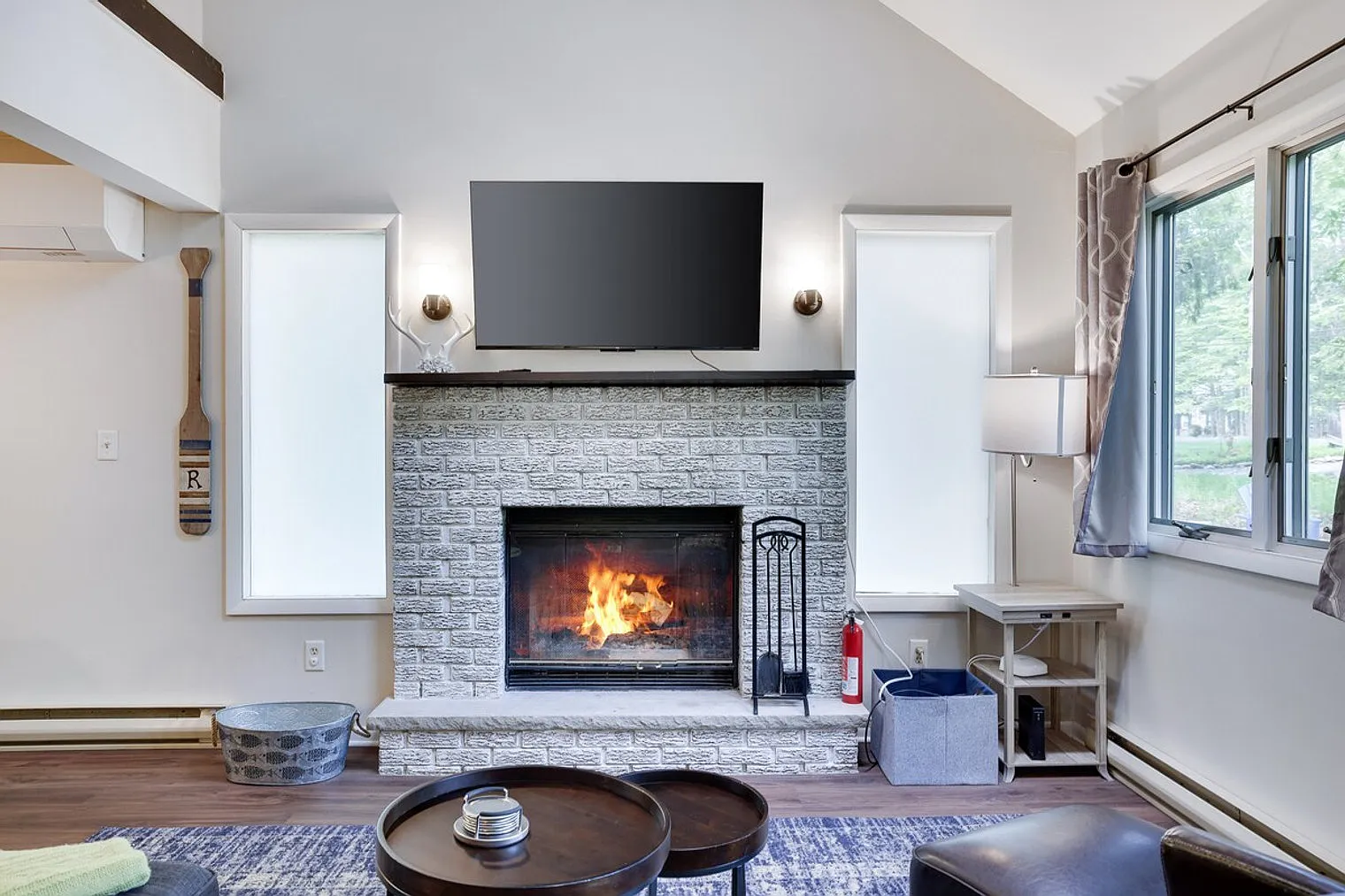 4 bed, 2.0 bath, 16145 sqft, $6,768 — Photo 3