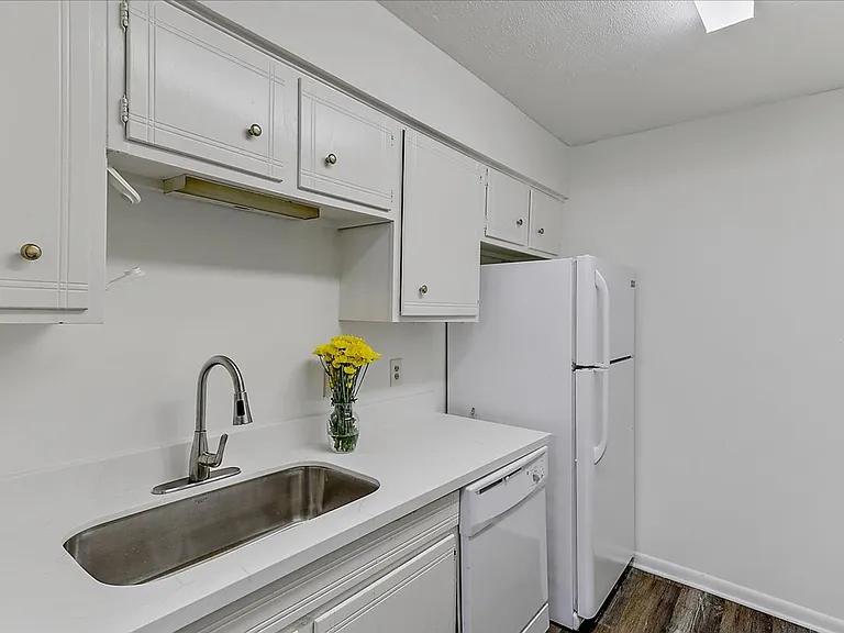1140 Greymont Ave — Photo 5