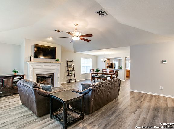 4th image of 2751 Montebello
