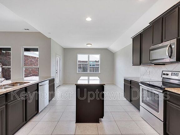 5th image of 711 Meadow Springs Dr