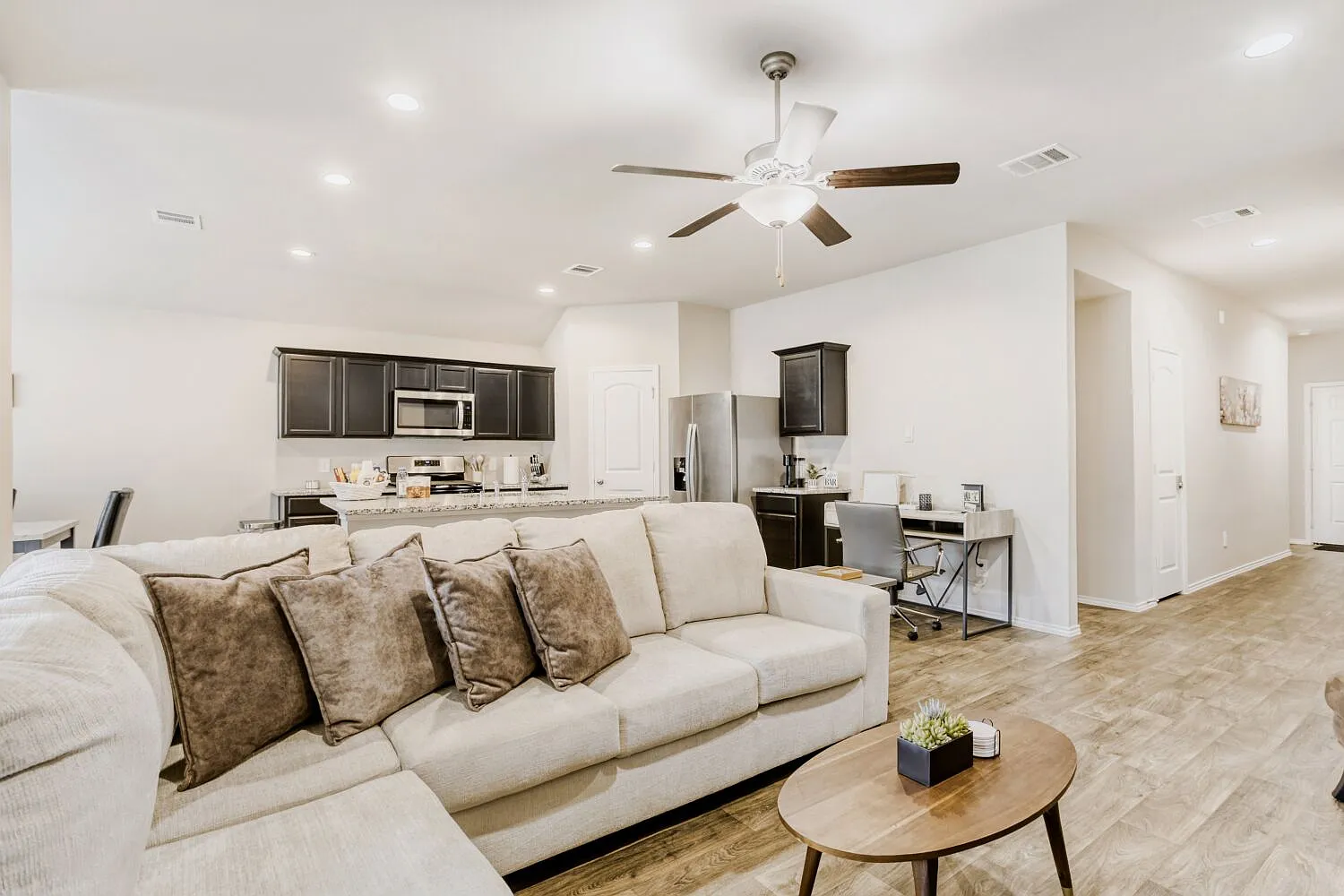 4 bed, 1704 sqft, $5,994 — Photo 4