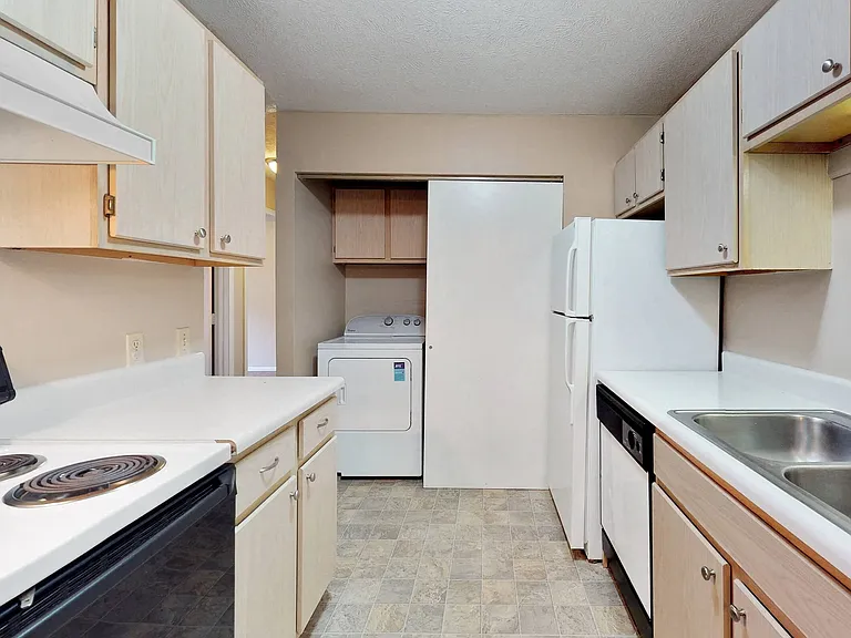 Cambridge Apartments — Photo 21