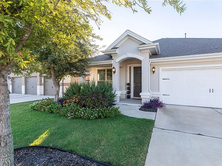 2925 Mossy Springs Dr — Photo 2