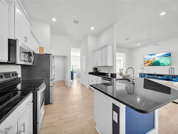 5th image of 2543 SW 5th Ave