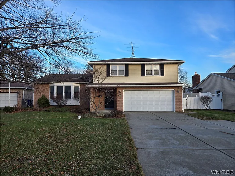 161 Foxpoint Dr W — Photo 1