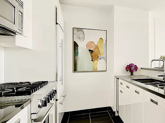 5th image of 4630 Center Blvd APT 1010
