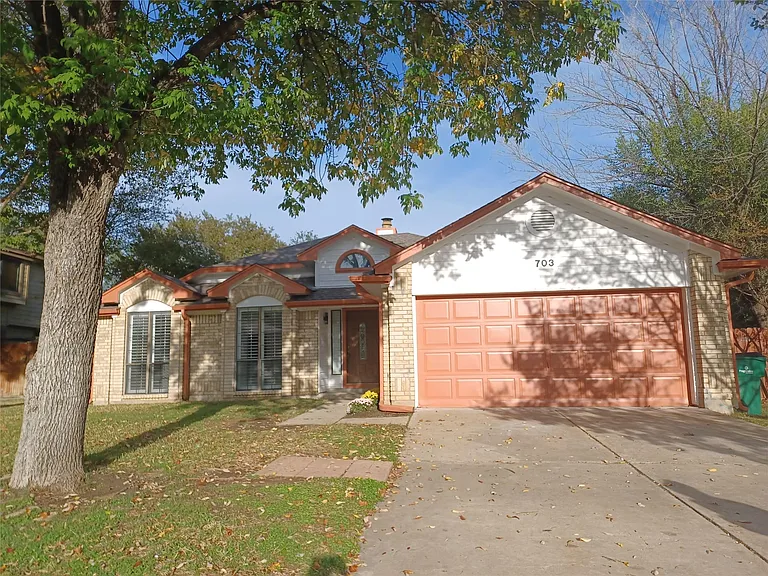 703 Meadow Creek Dr — Photo 3